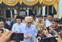 Wamentan Ajak Santri di Madiun Terjun ke Sektor Pertanian FOTO: Wakil Menteri Pertanian (Wamentan), Harvick Hasnul Qolbi saat menemui awak media usai melakukan tanam jeruk dalam acara Program Santri Tani Nasional: Santri Tangguh, Mandiri di Sektor Pertanian dan Peternakan Berbasis Kearifan Lokal di Pondok Pesantren Karang Kadempel, Desa Jiwan, Kecamatan Jiwan - Kabupaten Madiun, Jawa Timur, Selasa (6/2/2024).