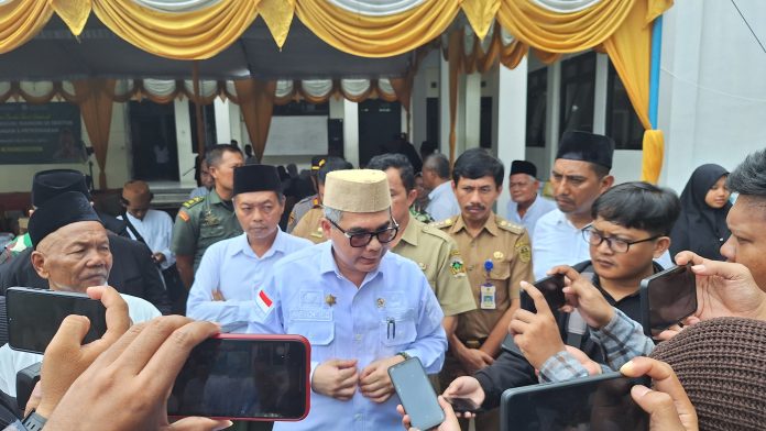 FOTO: Wakil Menteri Pertanian (Wamentan), Harvick Hasnul Qolbi saat menemui awak media usai melakukan tanam jeruk dalam acara Program Santri Tani Nasional: Santri Tangguh, Mandiri di Sektor Pertanian dan Peternakan Berbasis Kearifan Lokal di Pondok Pesantren Karang Kadempel, Desa Jiwan, Kecamatan Jiwan - Kabupaten Madiun, Jawa Timur, Selasa (6/2/2024).