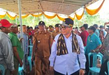 Genjot Produksi Nasional, Wamentan Tanam Jagung di Lamongan FOTO: Wakil Menteri Pertanian (Wamentan), Harvick Hasnul Qolbi melakukan tanam jagung di Desa Takerharjo, Kecamatan Solokuro, Kabupaten Lamongan, Jawa Timur, Selasa (6/2/2024).