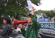 Jelang Pemilu, Aliansi Mahasiswa UMI: Kampus Bukan Tempat Memecah Belah, Tetapi Harus Menjadi Pusat Edukasi FOTO: Koordinator Aksi Muchlis Hadi Putra saat menggelar aksi di bawah jembatan Fly Over Makassar, Selasa (06 /02/2023)