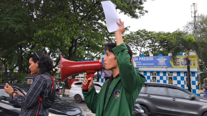 FOTO: Koordinator Aksi Muchlis Hadi Putra saat menggelar aksi di bawah jembatan Fly Over Makassar, Selasa (06 /02/2023)