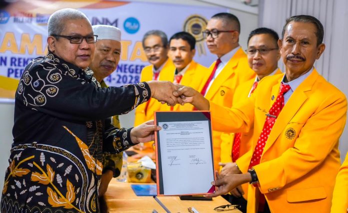 FOTO: Wakil Rektor II Bidang Administrasi dan Keuangan Universitas Negeri Makassar (UNM) Prof. Karta Jayadi resmi mendaftarkan diri sebagai bakal calon Rektor UNM Periode 2024-2028.