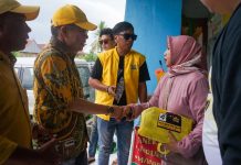 Pedagang Pasar di Barru Berharap Pasarnya seperti di Parepare, Taufan Pawe diminta wujudkan di DPR RI FOTO: Caleg DPR RI Dapil II Partai Golkar Nomor Urut 4, Taufan Pawe (TP) memanfaatkan sisa waktu kampanye dengan menyapa pedagang dan pengunjung Pasar Pakkae dan Pasar Takkalasi Kabupaten Barru, Rabu, 8 Februari 2024.