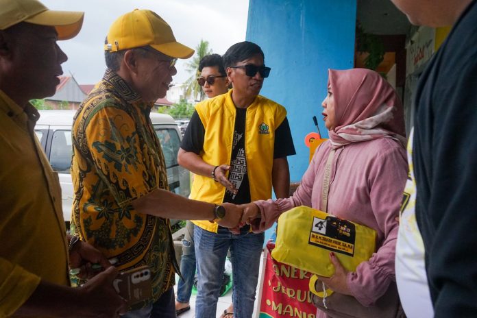 FOTO: Caleg DPR RI Dapil II Partai Golkar Nomor Urut 4, Taufan Pawe (TP) memanfaatkan sisa waktu kampanye dengan menyapa pedagang dan pengunjung Pasar Pakkae dan Pasar Takkalasi Kabupaten Barru, Rabu, 8 Februari 2024.