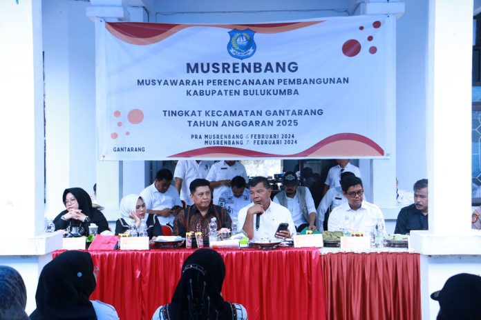 FOTO: Bupati Bulukumba Andi Muchtar Ali Yusuf, Membuka Musrenbang tingkat kecamatan diawali di Kecamatan Gantarang, lanjut ke Kecamatan Kindang, Rabu, 7 Februari 2024.