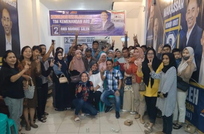 FOTO: Andi Rachman Saleh bersama puluhan warga dan relawan usai menggelar konsolidasi jelang pemilihan 14 Februari 2024 mendatang.