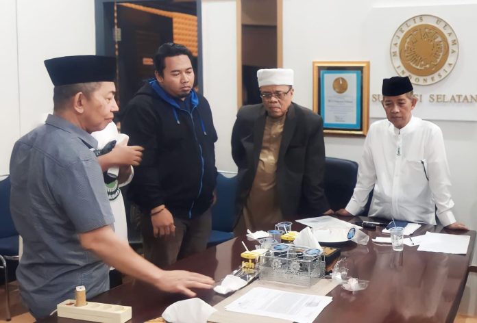 FOTO: Ketua harian Brigade Muslim Indonesia (BMI) Hanif Aji Muslim menemui pengurus Majelis Ulama Indonesia di Jalan Masjid Raya, Kecamatan Bontoala, Kota Makassar. Jumat (9/2/2024)