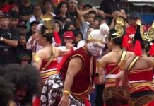 Pemeran Semar Badranaya Meninggal Saat akan Menyerahkan Wayang ke Ganjar Mahfud FOTO: Blacius Subono pemeran Semar Badranaya dalam kampanye Ganjar Pranowo-Mahfud MD di Solo, Jawa Tengah. Sabtu (10/2/2024) (Foto: CNNindonesia)