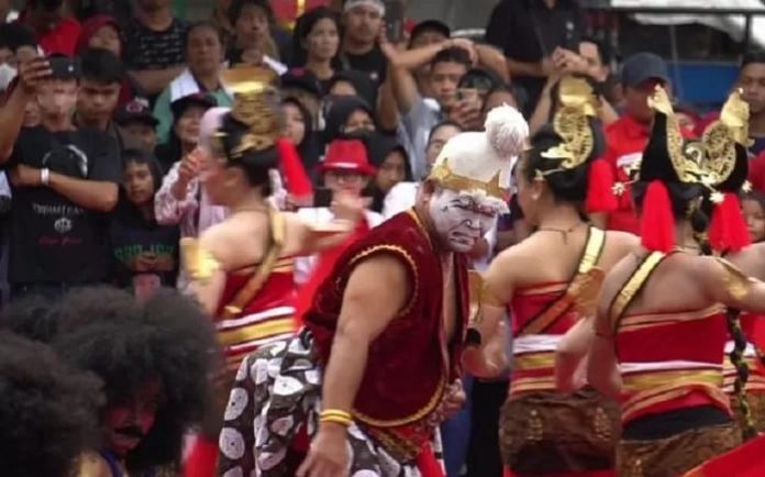 FOTO: Blacius Subono pemeran Semar Badranaya dalam kampanye Ganjar Pranowo-Mahfud MD di Solo, Jawa Tengah. Sabtu (10/2/2024) (Foto: CNNindonesia)