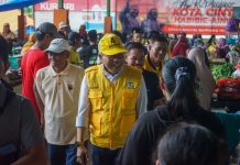 Hari Terakhir Kampanye, Taufan Pawe Keliling Pasar dan Sapa Masyarakat Rumah ke Rumah FOTO: Caleg DPR RI Dapil II Partai Golkar Nomor Urut 4, Taufan Pawe (TP) memanfaatkan hari terakhir kampanye dengan menyapa pedang pasar dan masyarakat Kota Parepare, Sabtu, 10 Februari 2024.
