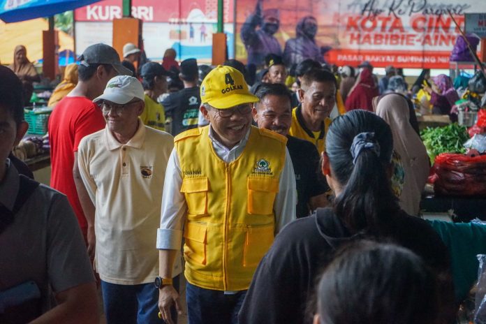 FOTO: Caleg DPR RI Dapil II Partai Golkar Nomor Urut 4, Taufan Pawe (TP) memanfaatkan hari terakhir kampanye dengan menyapa pedang pasar dan masyarakat Kota Parepare, Sabtu, 10 Februari 2024.