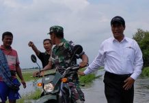 Kunjungi Korban Banjir Demak, Mentan Berikan Bantuan Benih 10.000 Ha dan Rp30 milyar Sarana Pertanian FOTO: Menteri Pertanian Andi Amran Sulaiman saat meninjau lokasi banjir di Kabupaten Demak, Jawa Tengah. Senin, 12 Februari 2024.