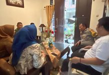 Hanya APK Caleg Partai Golkar yang Dicabut, Pengurus Protes Keras Lurah Pandang FOTO: Pengurus Partai Golkar Makassar, Muharram Majid dan Caleg Dapil 4 Makassar saat menerima kedatangan Lurah Pandang didampingi Bhabinkamtibmas dan Babinsa di Perumahan CV. Dewi, Panakukkang, Makassar. Senin (12/2/2024)