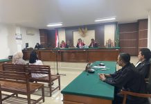 Hakim Vonis Pelaku Korupsi di PT Pegadaian Cabang Rantepao Lebih Ringan dari Tuntutan JPU FOTO: Terdakwa Heri Malino dan Wal Ashri Nur saat mengikuti sidang putusan PN Tipikor Klas IA Makassar. Senin (12/2/2024)