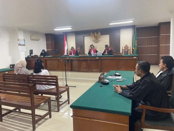 FOTO: Terdakwa Heri Malino dan Wal Ashri Nur saat mengikuti sidang putusan PN Tipikor Klas IA Makassar. Senin (12/2/2024)