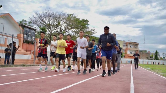 FOTO: Warga Bulukumba saat jogging track di Stadion Mini Bulukumba.