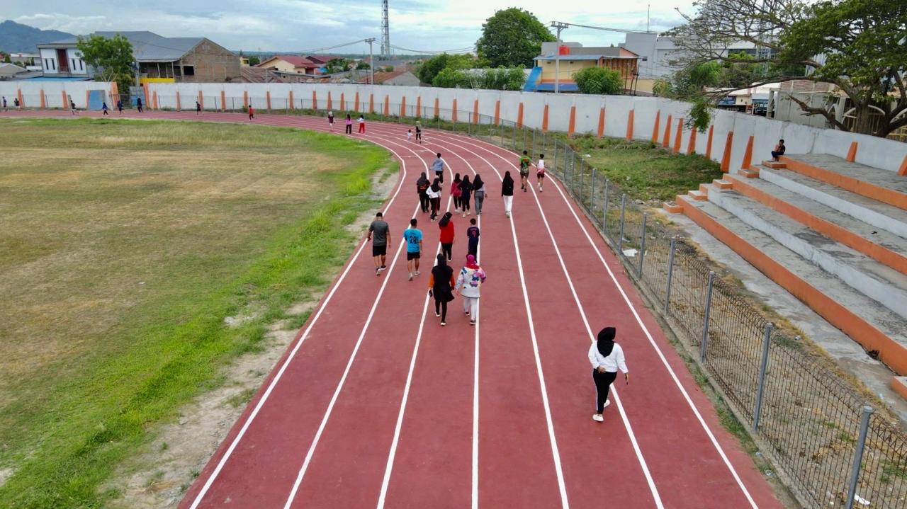 FOTO: Warga Bulukumba saat jogging track di Stadion Mini Bulukumba.