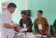 Pesta Demokrasi Dibalik Jeruji Besi Rutan Barru FOTO: Amsar, SH Kepala Rutan Kelas IIB Baru saat memberikan hak suaranya di TPS Khusus Rutan Kelas IIB Barru. Rabu (14/2/204)