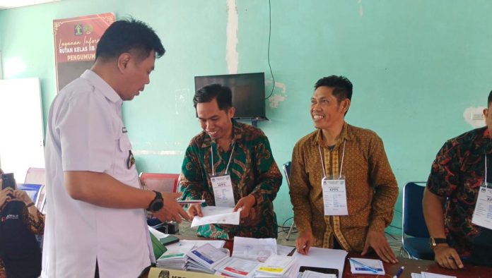 FOTO: Amsar, SH Kepala Rutan Kelas IIB Baru saat memberikan hak suaranya di TPS Khusus Rutan Kelas IIB Barru. Rabu (14/2/204)