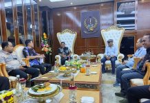 Pj Gubernur Sulsel Minta DKSS Periode 2024-2029 Segera Pelantikan FOTO: Ketua DKSS, DR Arifin Manggau saat menemui Pj Gubernur Sulawesi Selatan, Bahtiar Baharuddin di ruang kerja Gubernur.