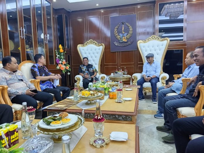 FOTO: Ketua DKSS, DR Arifin Manggau saat menemui Pj Gubernur Sulawesi Selatan, Bahtiar Baharuddin di ruang kerja Gubernur.