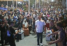 Supratman Tetap Akan Pegang Amanah FOTO: Supratman saat bersama para relawannya di posko pemenangannya.