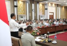 Mentan Amran Ajak Kolaborasi Ex-Peneliti Litbang Pertanian FOTO: Menteri Pertanian (Mentan) Andi Amran Sulaiman saat menggelar pertemuan dengan para peneliti pertanian (Ex-Litbang Pertanian) di Badan Riset Inovasi Nasional (BRIN) di Auditorium Utama Sadikin Sumintawikarta, Kota Bogor, Jawa Barat, Senin, 19 Februari 2024.