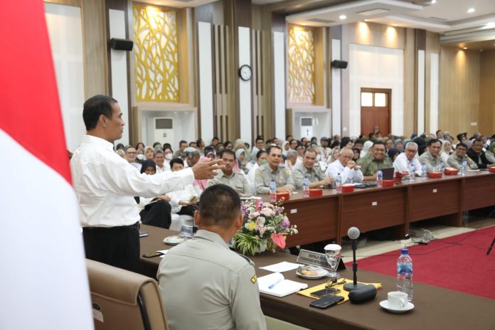 FOTO: Menteri Pertanian (Mentan) Andi Amran Sulaiman saat menggelar pertemuan dengan para peneliti pertanian (Ex-Litbang Pertanian) di Badan Riset Inovasi Nasional (BRIN) di Auditorium Utama Sadikin Sumintawikarta, Kota Bogor, Jawa Barat, Senin, 19 Februari 2024.