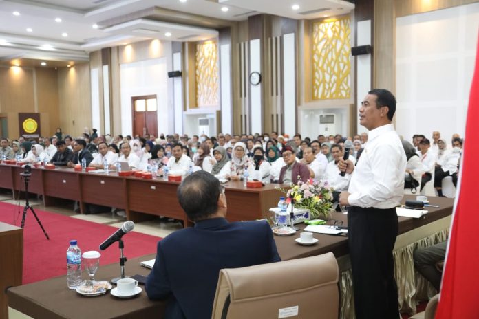 FOTO: Menteri Pertanian (Mentan) Andi Amran Sulaiman saat menggelar pertemuan dengan para peneliti pertanian (Ex-Litbang Pertanian) di Badan Riset Inovasi Nasional (BRIN) di Auditorium Utama Sadikin Sumintawikarta, Kota Bogor, Jawa Barat, Senin, 19 Februari 2024.