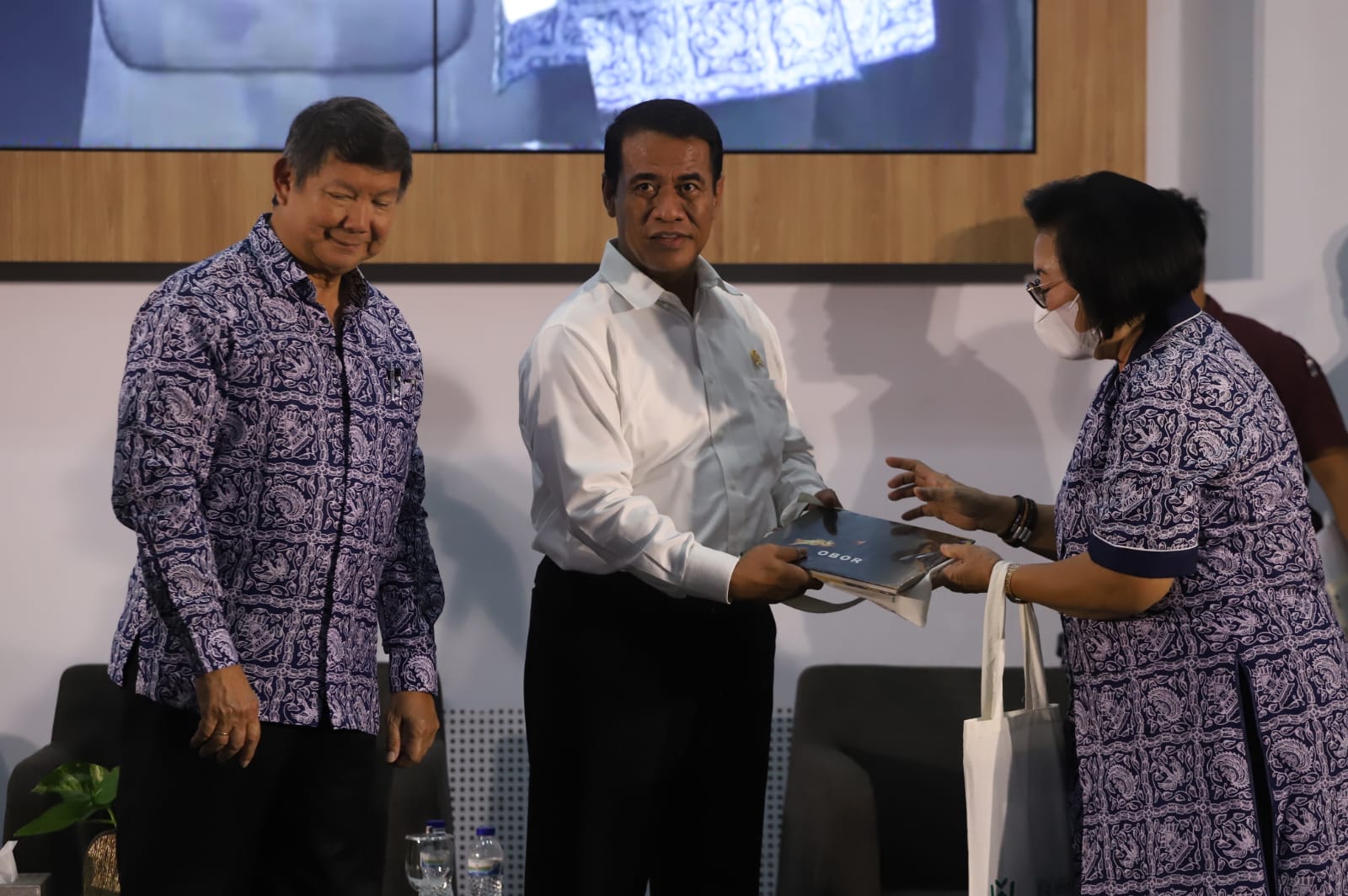 FOTO: Menteri Pertanian (Mentan) Andi Amran Sulaiman dan Hashim Sujono Djojohadikusumo bersama sivitas Universitas Hasanuddin dalam membahas ketahanan pangan dan kemandirian bangsa dalam acara "Dialog Kebangsaan" di Gedung Universitas Hassanudin, Makassar, Sulawesi Selatan, Selasa (20/2)