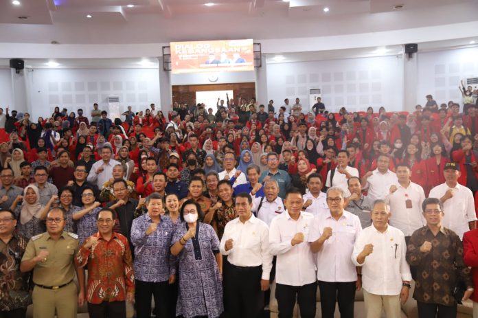 FOTO: Menteri Pertanian (Mentan) Andi Amran Sulaiman dan Hashim Sujono Djojohadikusumo bersama sivitas Universitas Hasanuddin dalam membahas ketahanan pangan dan kemandirian bangsa dalam acara 