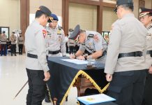Kapolda Sulsel Pimpin Sertijab Dirsamapta dan Kabid Humas Polda Sulsel FOTO: Kapolda Sulsel Irjen Pol Andi Rian R Djajadi, S.I.K., M.H., pimpin upacara serah terima jabatan (sertijab) Dir Samapta Polda Sulsel dan Kabid Humas Polda Sulsel, bertempat di Aula Andi Mappaodang Mapolda Sulsel, Selasa 21 Pebruari 2024.