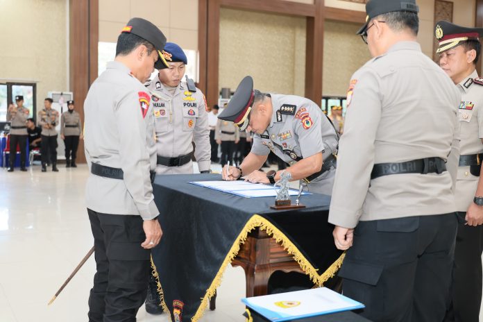 FOTO: Kapolda Sulsel Irjen Pol Andi Rian R Djajadi, S.I.K., M.H., pimpin upacara serah terima jabatan (sertijab) Dir Samapta Polda Sulsel dan Kabid Humas Polda Sulsel, bertempat di Aula Andi Mappaodang Mapolda Sulsel, Selasa 21 Pebruari 2024.