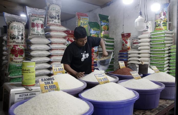 FOTO: Pedagang saat merapikan beras di toko. Mereka berjualan di Pasar Minggu, Jakarta, Senin (11/9/2023). (DERY RIDWANSAH/JAWAPOS.COM)