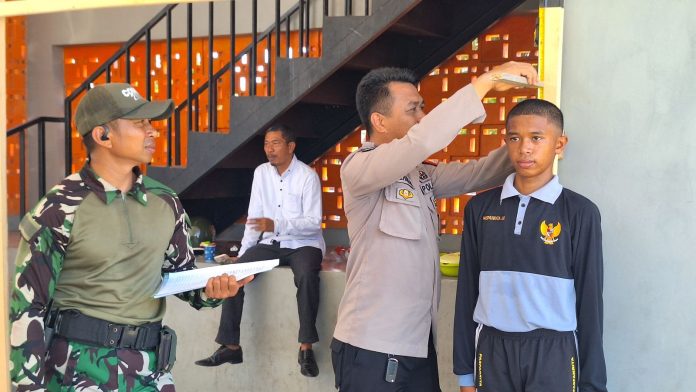 FOTO: Anggota Polri dan TNI-AD saat melakukan Praseleksi bagi para calon Pasukan Pengibar Bendera (Paskibra) Tingkat Kabupaten Bulukumba untuk tahun 2024.