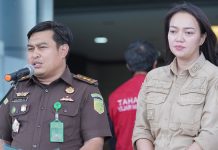 Breaking News: Kejati Sulsel Eksekusi Eks Plt Direktur Keuangan PDAM Makassar ke Lapas Tipikor FOTO: Kasipenkum Kejati Sulsel Soetarmi DM, SH. MH saat memberikan keterangan persnya.