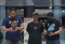 Kades di Polman Jadi Buronan Korupsi, Dibekuk Tim Tabur Kejaksaan di Maros FOTO: Tersangka T (tengah), diapit Tim Tabur Kejaksaan saat tiba di pelantaran kantor Kejati Sulsel Jl. Urip Sumoharjo Km. 4 Makassar. Rabu (21/2/2024)