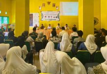 Mahasiswa KKN UINAM Posko 74 Gelar Penyuluhan Desa Sadar Hukum di Kabupaten Soppeng FOTO: Mahasiswa KKN UINAM angkatan 74, Posko 02 Desa Enrekeng, Kecamatan Ganra, Kabupaten Soppeng, berkolaborasi dengan Kejaksaan dan Polres setempat sukses melaksanakan kegiatan sosialisasi dan penyuluhan desa sadar hukum dengan tema, ‘’Narkoba Musuh Bersama’’.