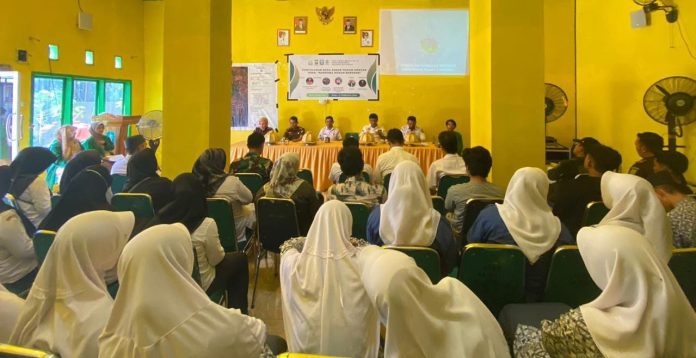 FOTO: Mahasiswa KKN UINAM angkatan 74, Posko 02 Desa Enrekeng, Kecamatan Ganra, Kabupaten Soppeng, berkolaborasi dengan Kejaksaan dan Polres setempat sukses melaksanakan kegiatan sosialisasi dan penyuluhan desa sadar hukum dengan tema, ‘’Narkoba Musuh Bersama’’.