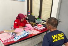 Jaksa Penyidik Serahkan 6 Tersangka Korupsi Proyek Bendungan Pasellorang ke JPU FOTO: Salah satu Jaksa dari Kejati Sulsel saat menerima salah satu tersangka korupsi proyek strategis nasional pembangunan bendungan Pasellorang di Kabupaten Wajo di Lapas Klas 1A Makassar pada. Kamis siang (22/2/2024).