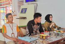 Pelatihan Budaya Pelayanan Prima Oleh BPR Hasamitra Kepada Petugas Rutan Kelas IIB Barru FOTO: Ka. Rutan Kelas IIB Barru Amsar (tengah) saat menghadiri Pelatihan Budaya Pelayanan Prima, Kerjasama dengan BPR Hasamitra.