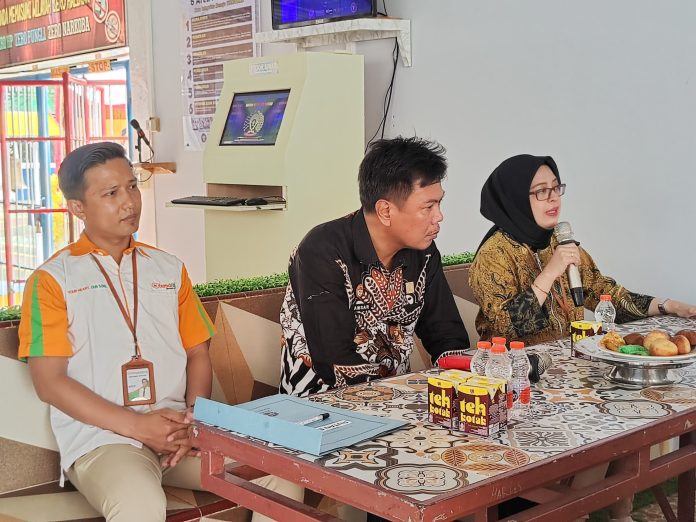 FOTO: Ka. Rutan Kelas IIB Barru Amsar (tengah) saat menghadiri Pelatihan Budaya Pelayanan Prima, Kerjasama dengan BPR Hasamitra.