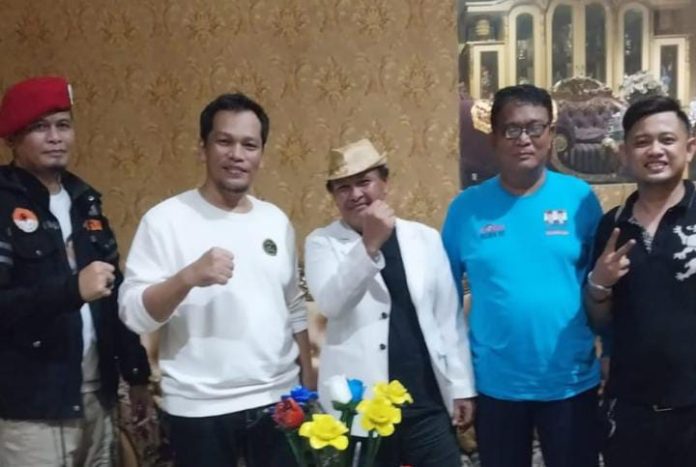 FOTO: Andi Aziz Karaeng Emba alias Daeng Aziz Emba (bertopi)