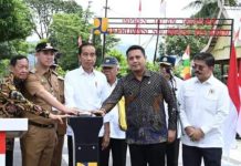Duo Aras Dampingi Presiden Jokowi Resmikan 27 Ruas Jalan di Sulsel FOTO: Dari kanan H. Aras Muhammad Aras, Andi Iwan Aras, Presiden Joko Widodo dan Bupati Pangkep. FKris & Vico - Biro Pers Sekretariat Presiden