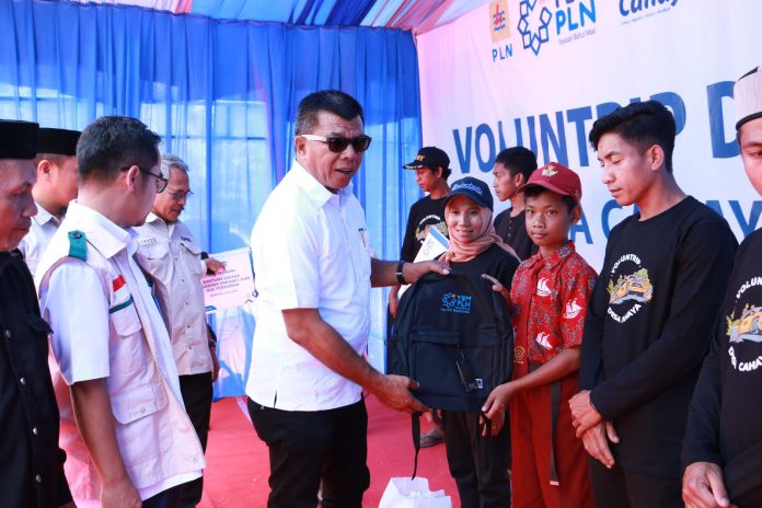 FOTO: Bupati Bulukumba Andi Muchtar Ali Yusuf membuka kegiatan Voluntrip Desa Cahaya Yayasan Baitul Maal (YBM) PLN Sulselrabar di Desa Kahayya, Kecamatan Kindang, Kamis, 22 Februari 2024. Desa Kahayya merupakan salah satu desa binaan PLN.