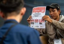 Real Count KPU: TPS Masuk Capai 75.26%, Prabowo Gibran 58.89 Persen FOTO: Penghitungan suara dilakukan petugas KPPS di salah satu TPS yang berada di Bandung, Jawa Barat. (ANTARA FOTO/M Agung Rajasa)