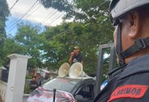 Gelar Aksi: Aliansi Pemuda Kawal Pemilu Apresiasi Kinerja KPU dalam Pelaksanaan Pemilu 2024 FOTO: Pihak kepolisian saat mengawal aksi unjuk rasa di KPU Makassar. Sabtu (24/2)