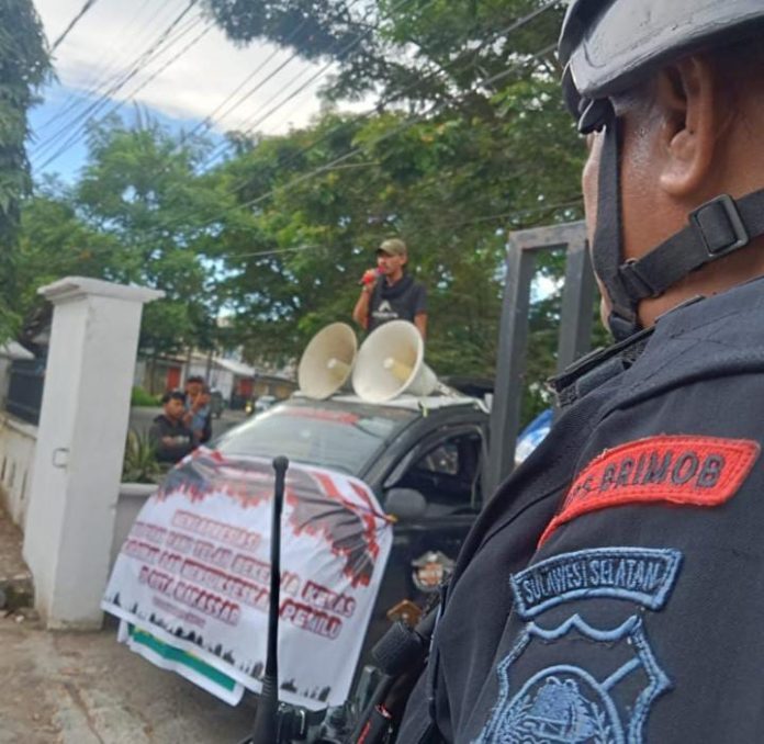 FOTO: Pihak kepolisian saat mengawal aksi unjuk rasa di KPU Makassar. Sabtu (24/2)