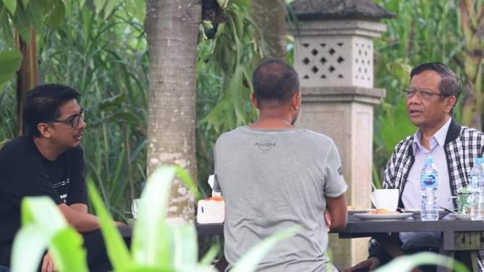 FOTO: Prof Mahfud MD bersama dosen FH-UGM Prof. Eddy Hiariej dan Zainal Arifin Mochtar (Uceng) di Warung Kopi Klothok Yogyakarta. [Properti Facebook Mahfud MD]