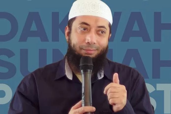 FOTO: Ustadz Khalid Basalamah jelaskan golongan istri ahli neraka. (YouTube Dakwah Sunnah)